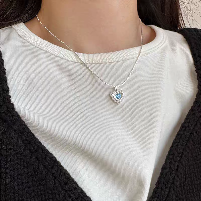 The S925 pure silver blue heart-shaped necklace exudes a high-end feminine charm. It features a sweet and cool, niche design. The collarbone chain is a unique and cold style accessory detail image 6