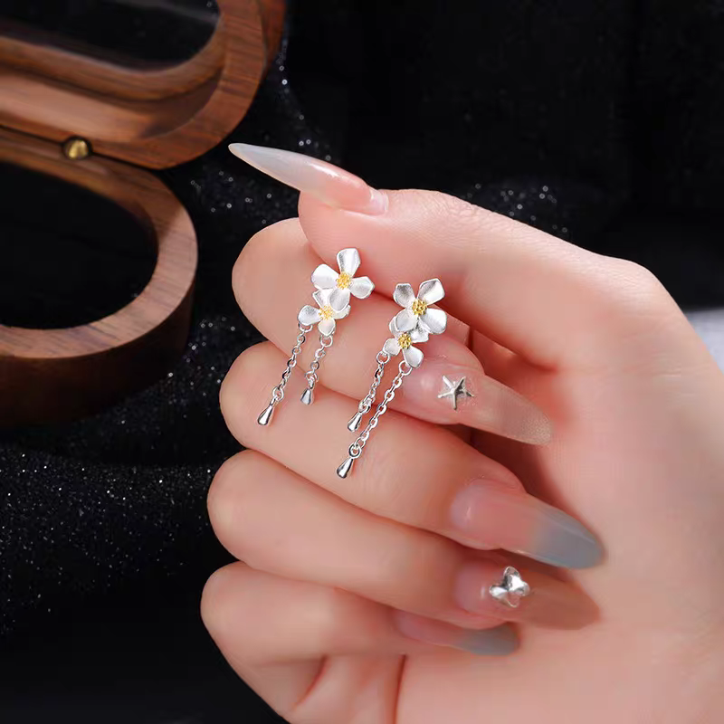 Silver gardenia stud earrings for women, fresh and elegant flower earrings with a refined and elegant tassel charm