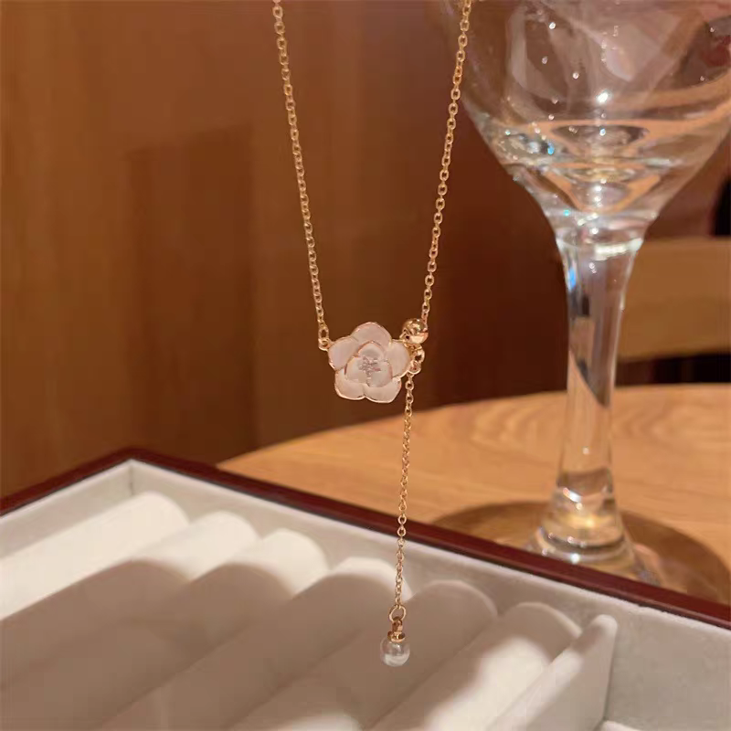 S925 sterling silver sweet camellia necklace, a new spring and summer fashion and versatile niche collarbone chain accessory for women Application Scenario
