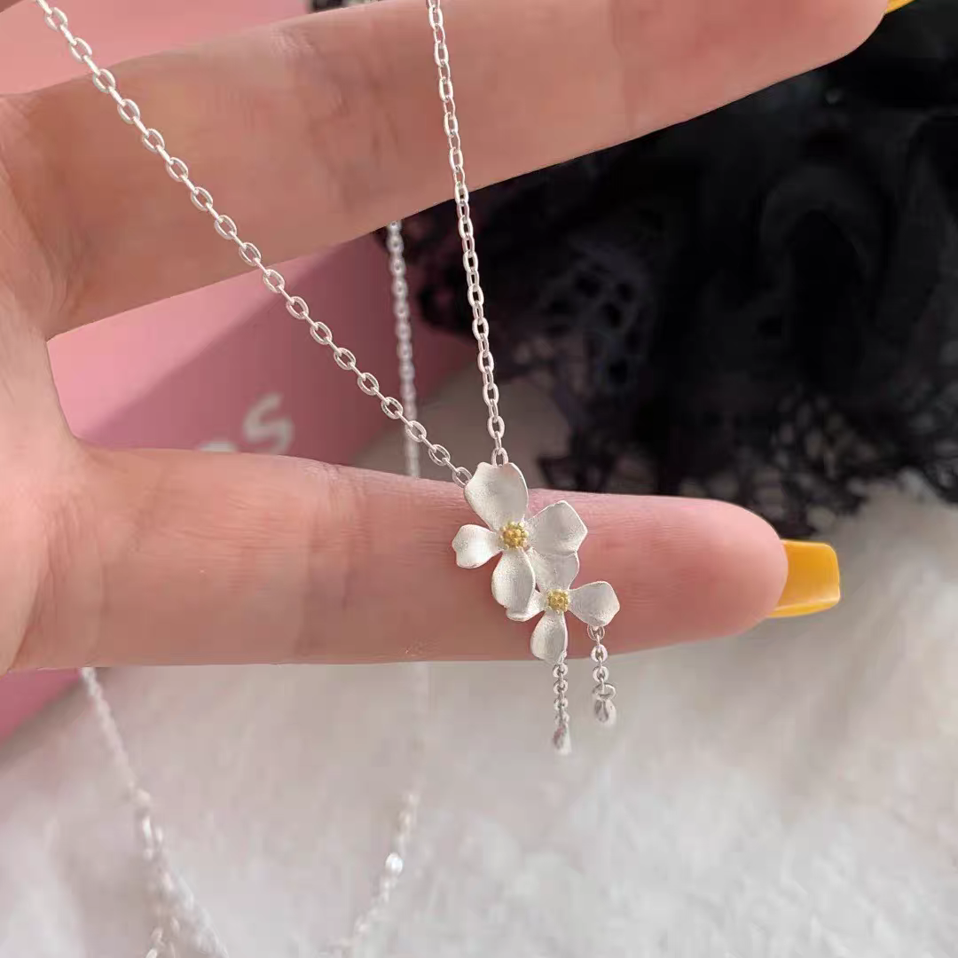 A pure silver gardenia necklace for women, a light luxury and niche sweater chain, a long birthday gift for your girlfriend