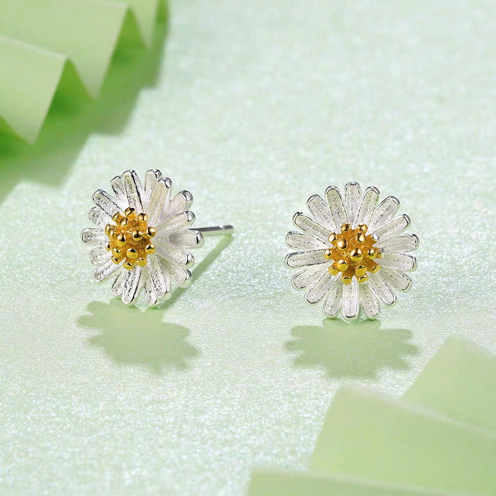 s925 all-silver small Daisy stud earrings in a Korean style for women detail image 6