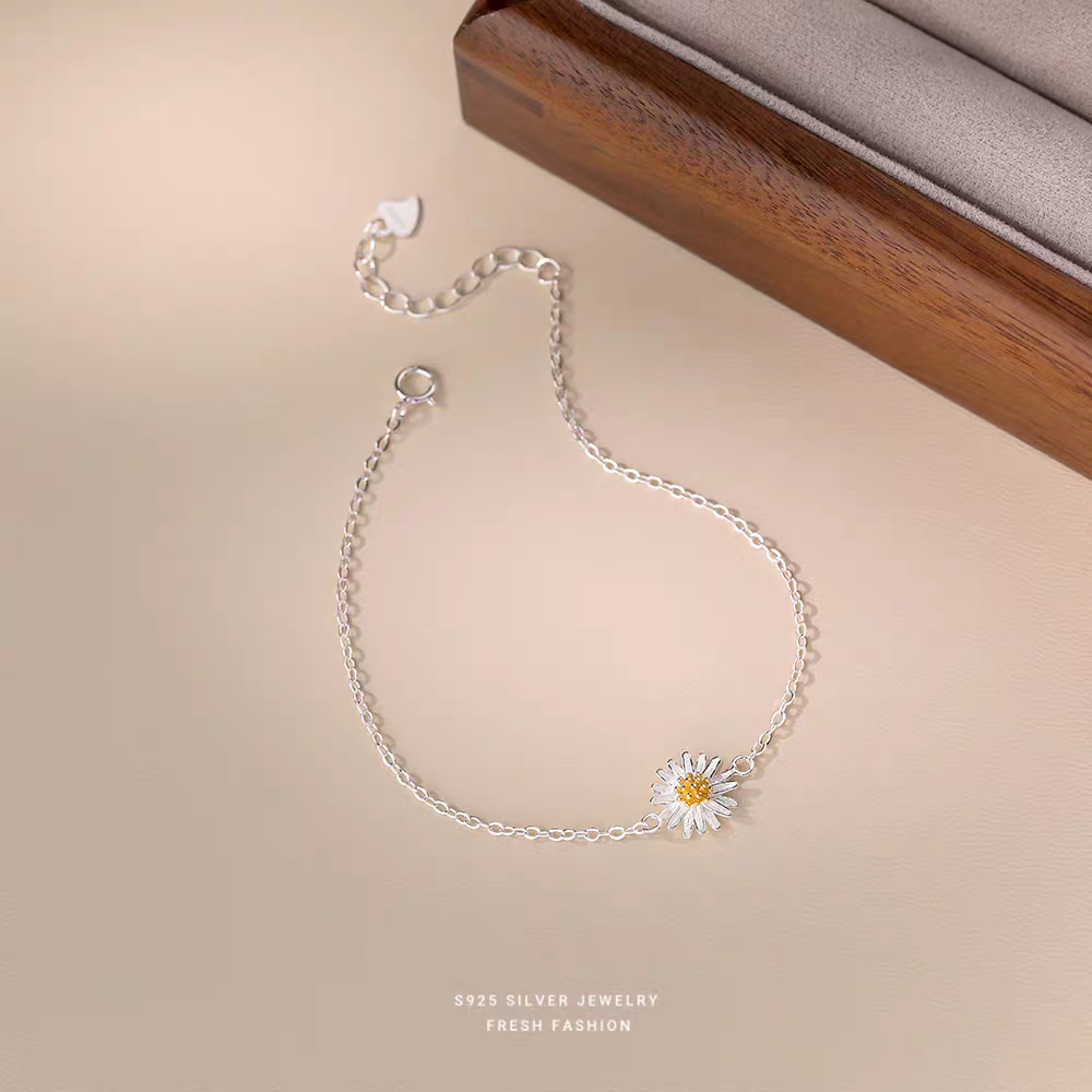 The S990 pure silver sweet summer Daisy bracelet is a Korean version of the Internet celebrity's fresh and cute look details Picture