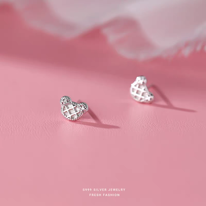 Mini version of S990 pure Silver cute bear Stud earrings Application Scenario