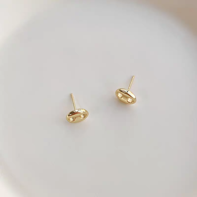 S925 sterling silver simple and elegant pig nose stud earrings Application Scenario