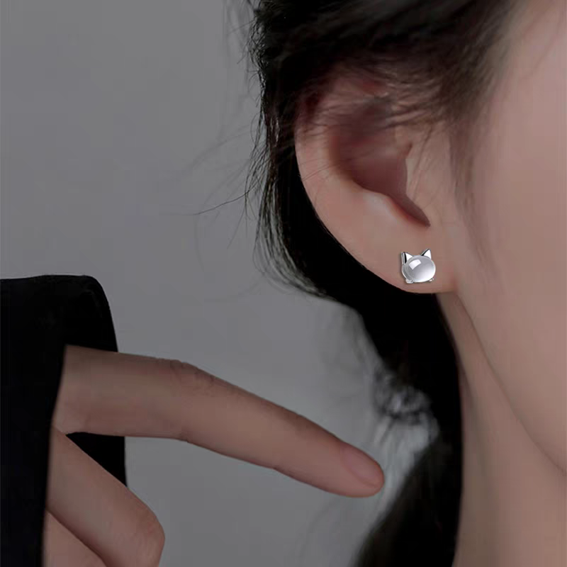 The S990 pure silver cute cat stud earrings are exquisite detail image 4