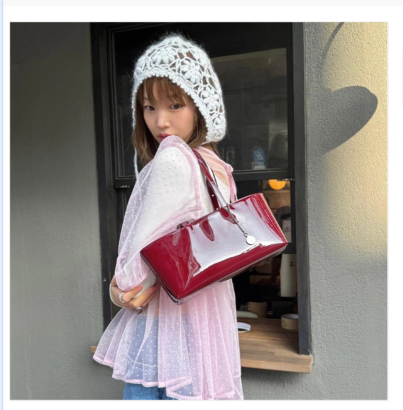White handcrafted crochet flower headpiece for women, summer Korean-style thin hollowed-out hat, small pullover knitted hat that shows off the face Item Picture
