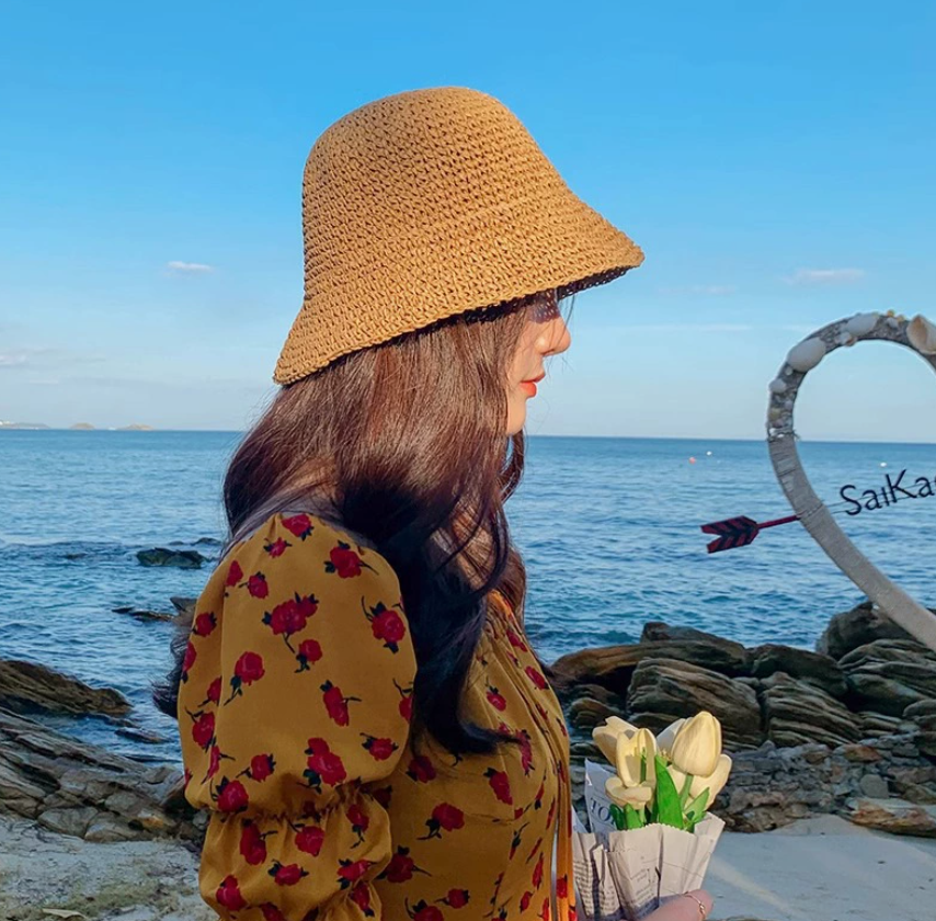 Hand-hooked straw hat for women, summer straw woven beach sunshade and sun protection hat, UV-blocking headscarf hat, hollowed-out fisherman's hat