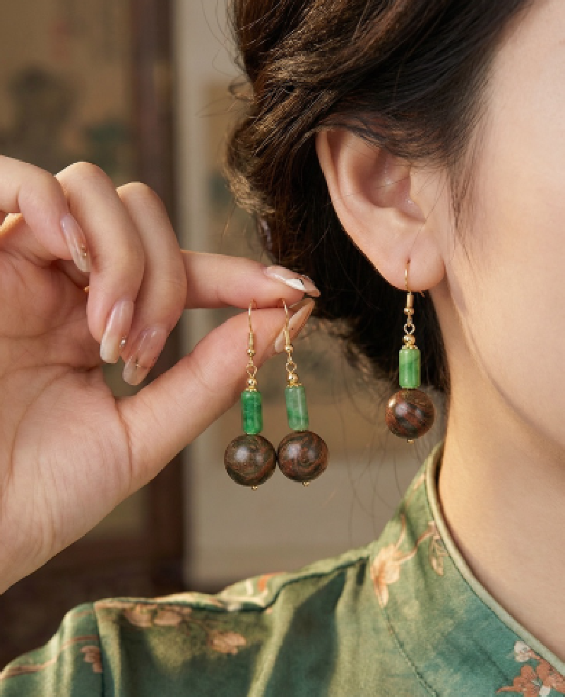The rice bead woven crystal earrings are exquisite and fashionable women's earrings with a strong sense of design