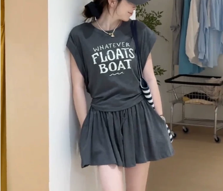 A super cool short-sleeved T-shirt set for women in summer, with a unique and beautiful Korean style. A two-piece short skirt set