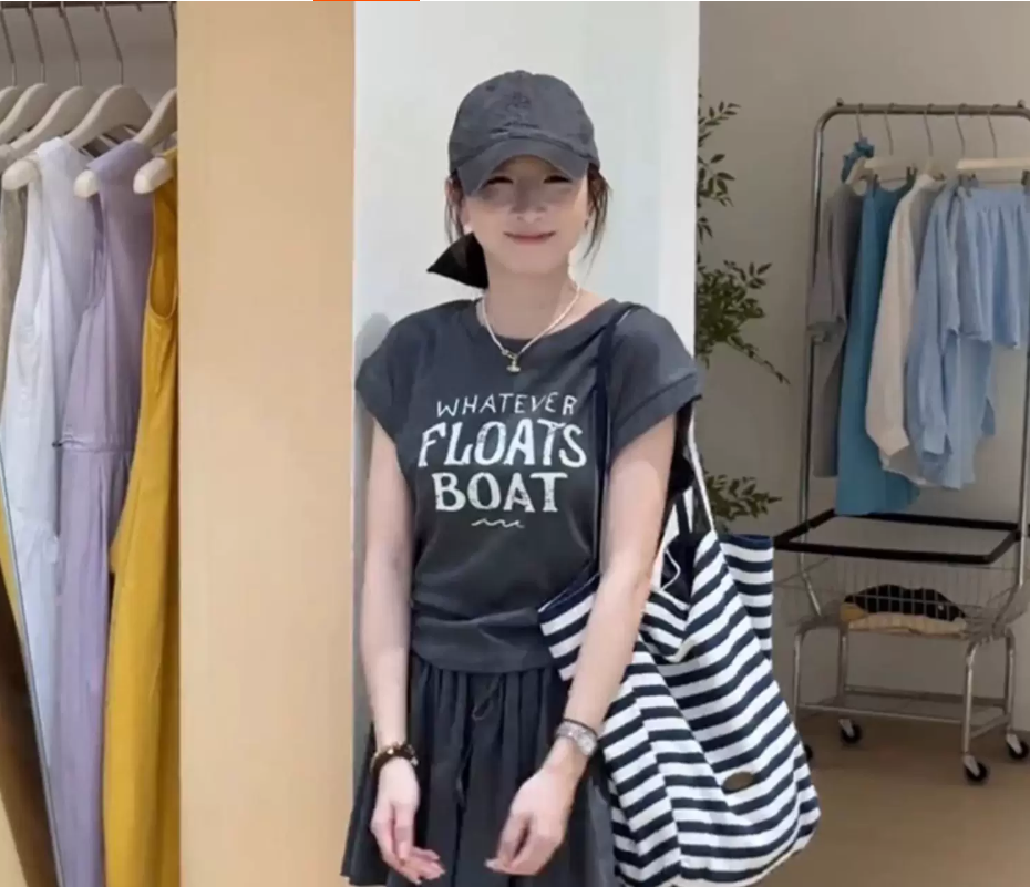 A super cool short-sleeved T-shirt set for women in summer, with a unique and beautiful Korean style. A two-piece short skirt set details Picture