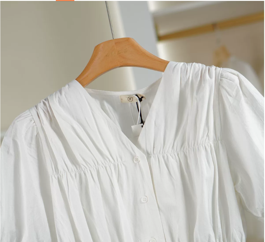 A comfortable and versatile white short-sleeved casual shirt for women details Picture