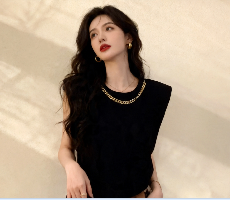 A French black sleeveless vest for women, with a mature, niche and high-end look, is a simple and elegant commuting top that makes you look slimmer Application Scenario