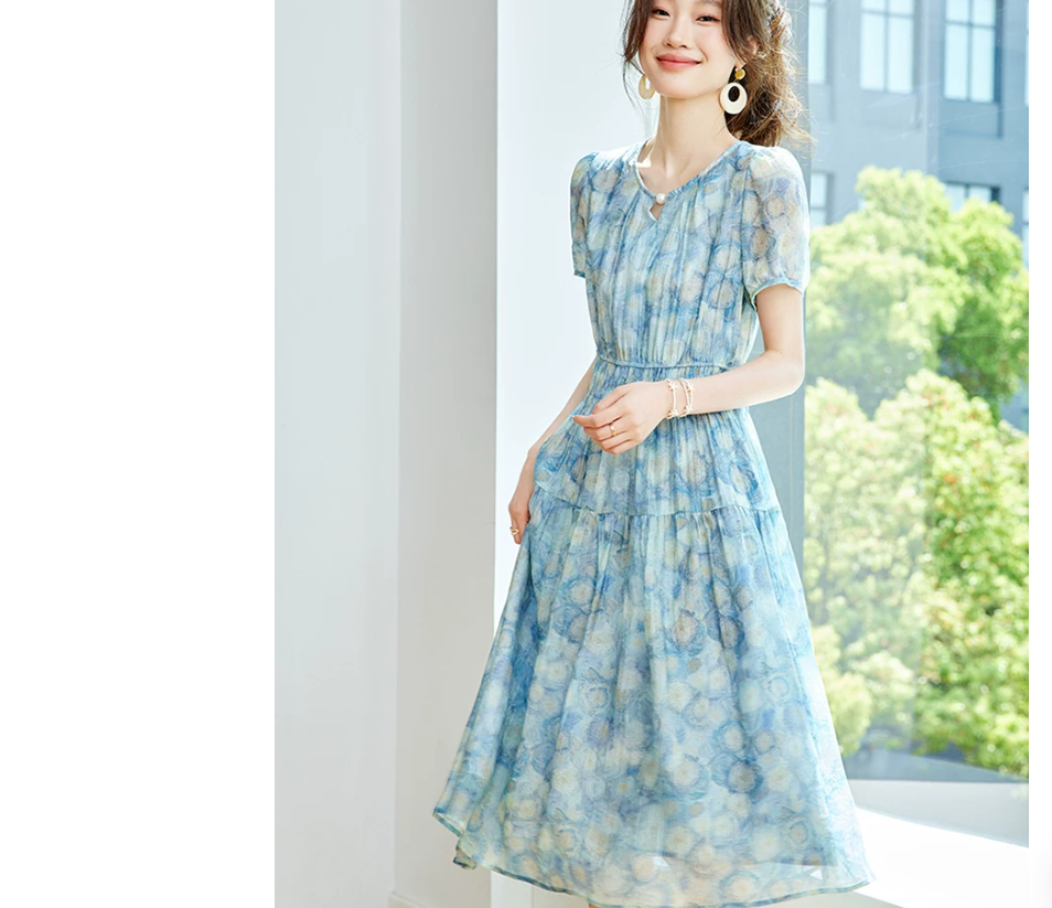 The new V-neck dress is a popular summer bestseller this year, featuring a beautiful cinched waist and floral prints