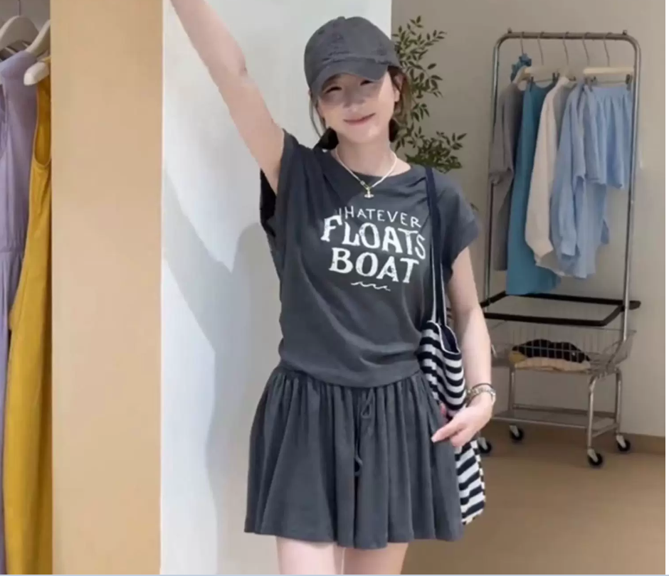 A super cool short-sleeved T-shirt set for women in summer, with a unique and beautiful Korean style. A two-piece short skirt set Application Scenario