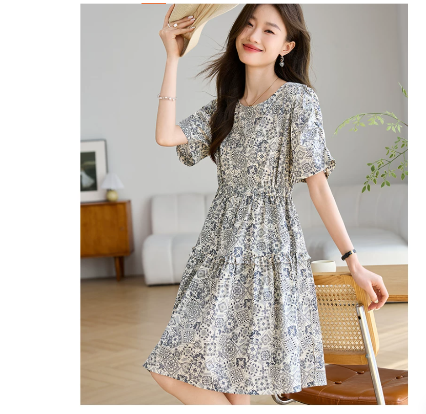 This is a new summer dress for petite women that makes them look taller. It's a popular and youthful dress this year