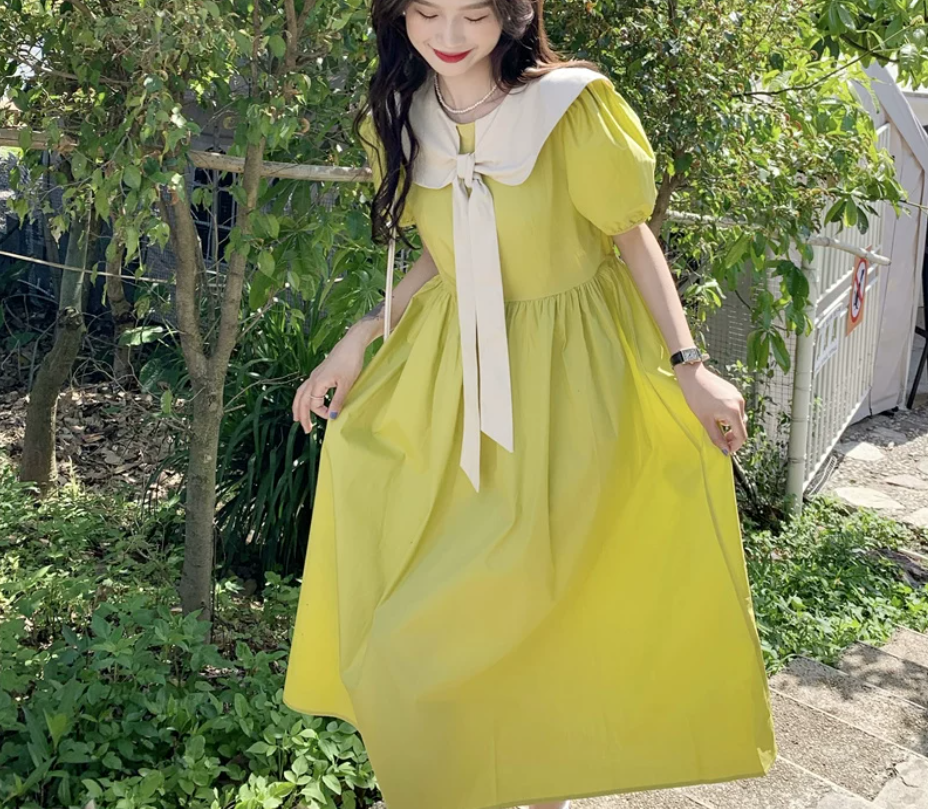 A fresh and sweet summer dress for girls, featuring a college style and navy collar for junior and senior high school students details Picture