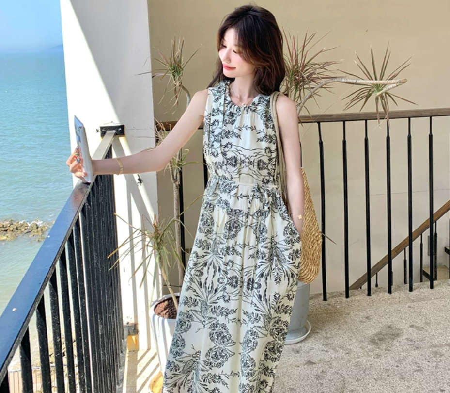 This fresh and elegant printed sleeveless round-neck dress is a long skirt with a unique and elegant charm for women in summer Application Scenario