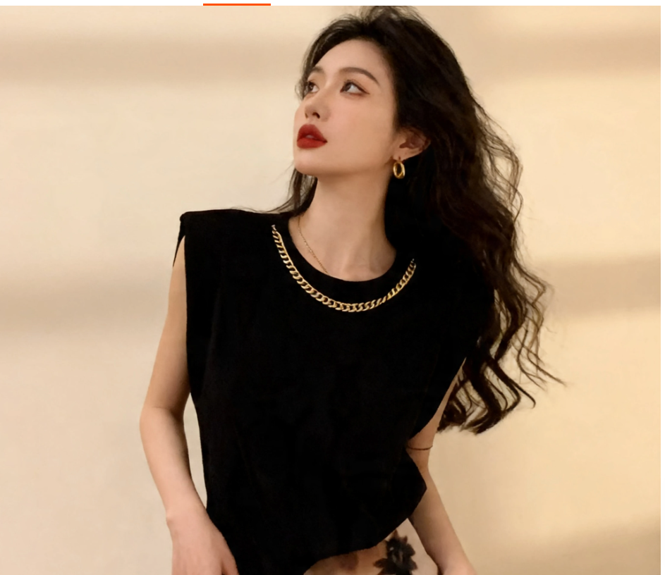 A French black sleeveless vest for women, with a mature, niche and high-end look, is a simple and elegant commuting top that makes you look slimmer