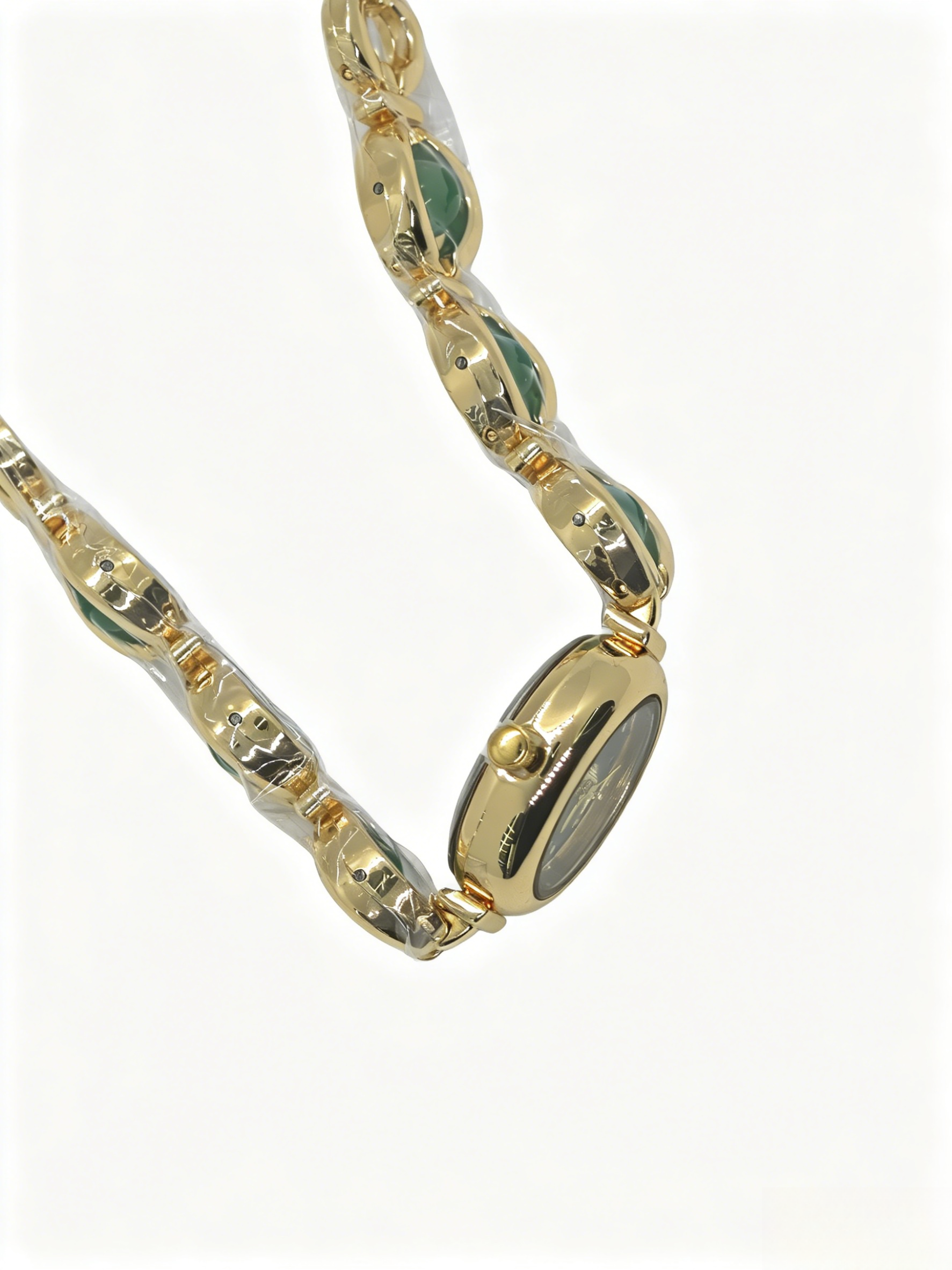 Zinc alloy green, black, gold, silver and quartz watches from watch manufacturers are fashionable, trendy and classic designs for couple clothing accessories Application Scenario