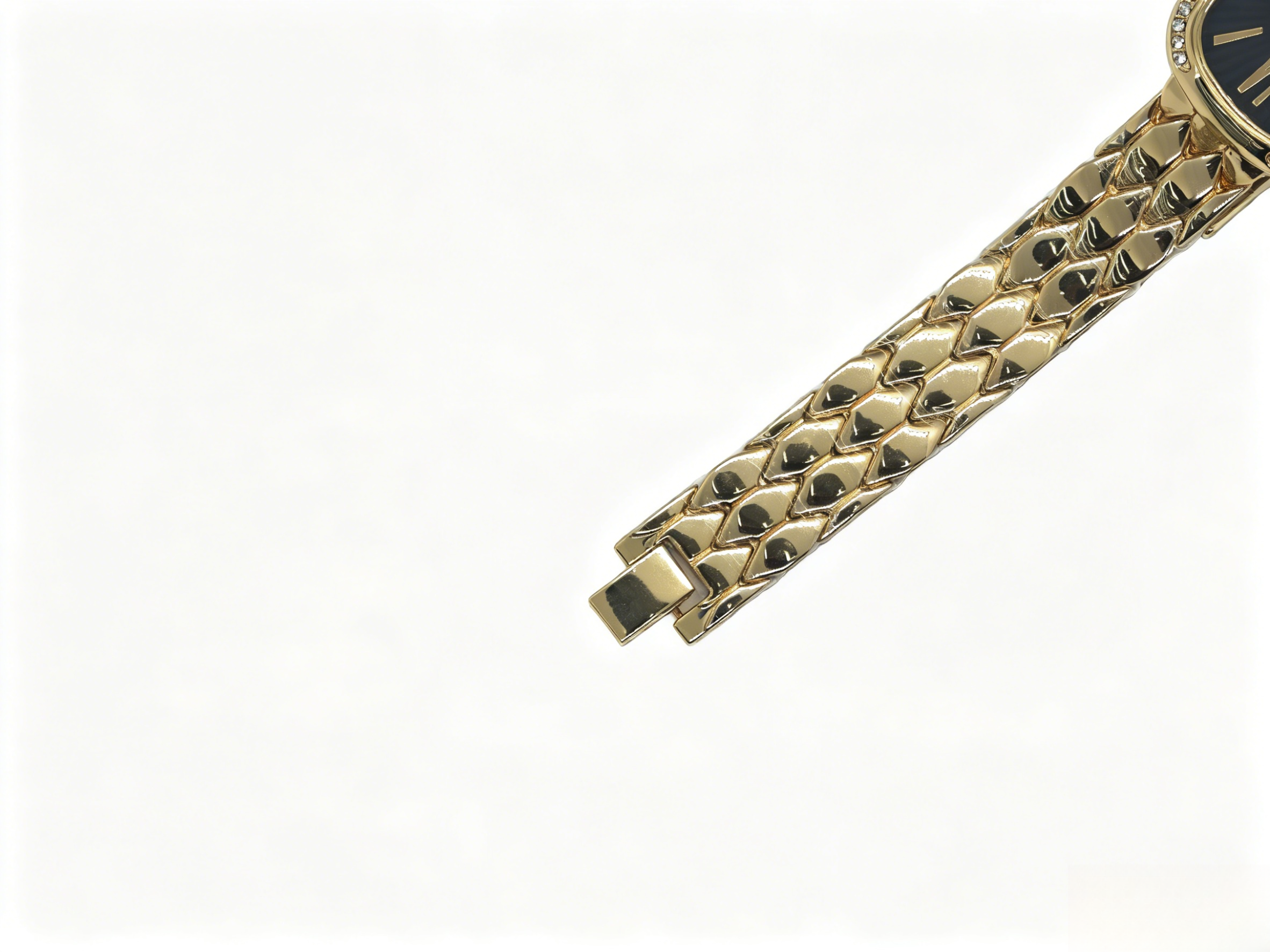 The watch manufacturer's diamond-encrusted teardrop-shaped dial gold and silver quartz watch features a fashionable and classic design, as well as a couple's clothing accessory watch Application Scenario