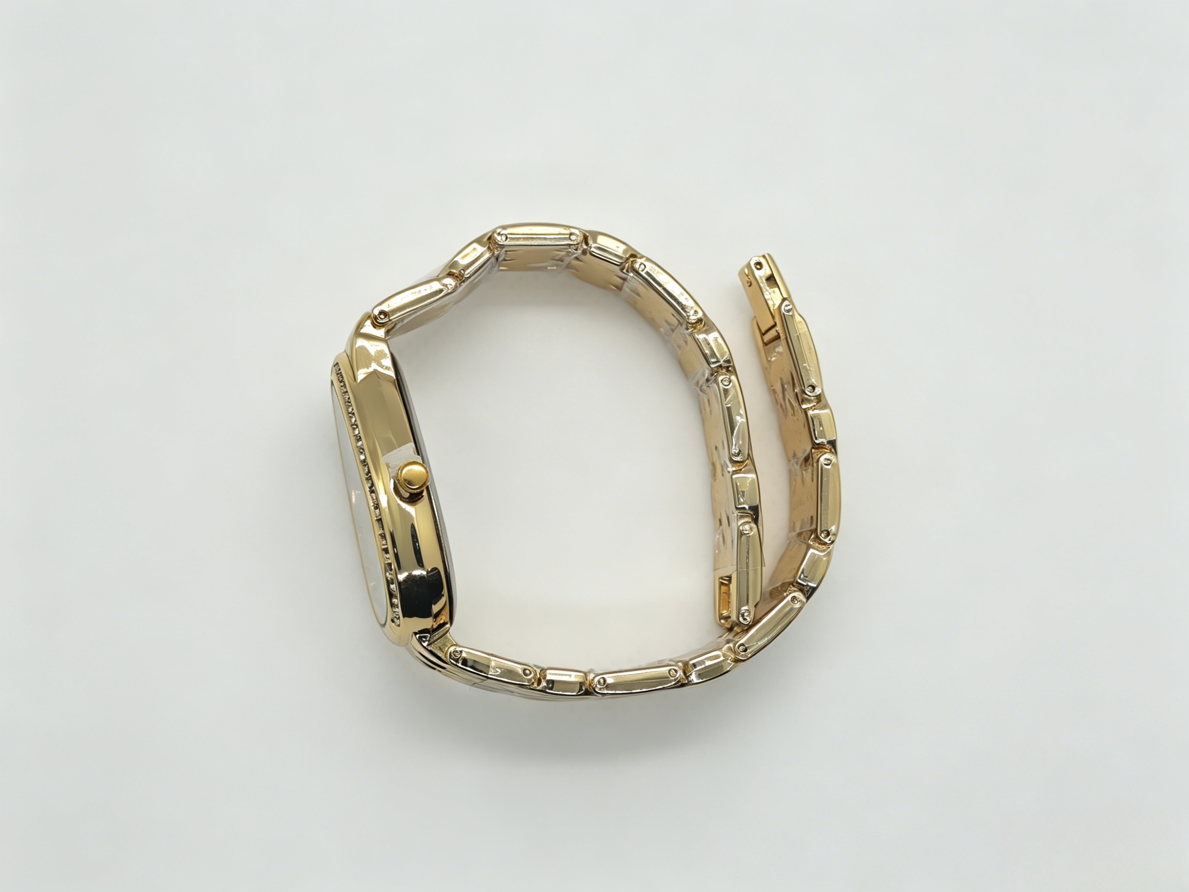 The watch manufacturer's diamond-encrusted teardrop-shaped dial gold and silver quartz watch features a fashionable and classic design, as well as a couple's clothing accessory watch Specification drawing