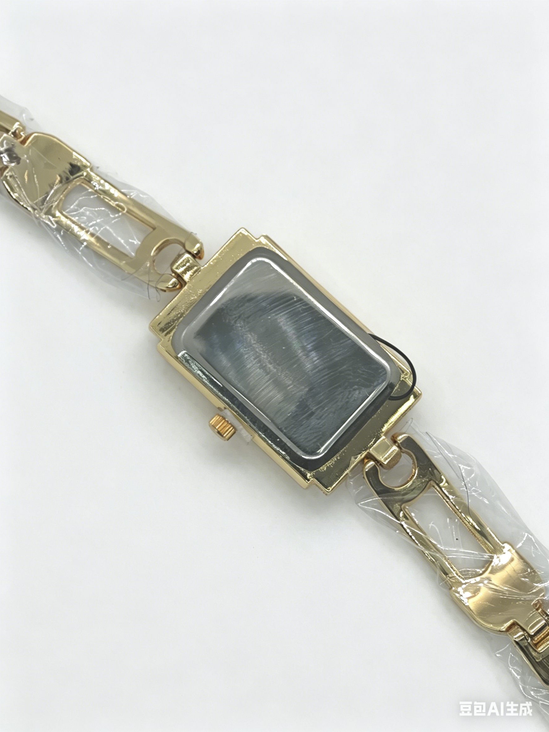 A quartz watch with a square dial set with diamonds, gold and silver from a watch manufacturer, featuring a fashionable and classic design, is suitable for couples' clothing and accessories Specification drawing