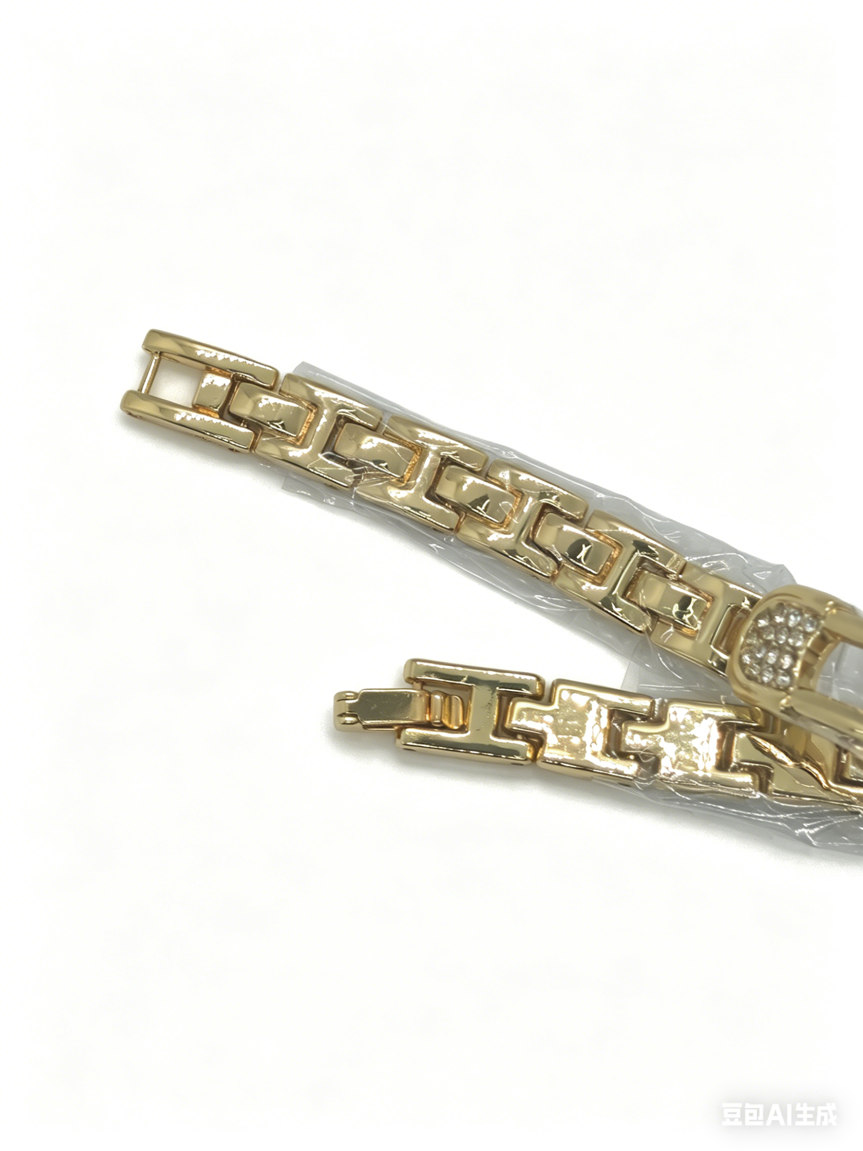 A quartz watch with a square dial set with diamonds, gold and silver from a watch manufacturer, featuring a fashionable and classic design, is suitable for couples' clothing and accessories Item Picture