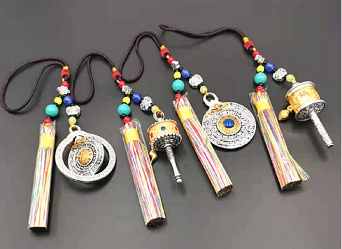 Colorful tassels can be turned. Nine Palaces and Eight Trigrams card. Hand-cranked rotating wheel. Ethnic scenic area street stall. Wholesale of trailer accessories. Smooth Accessories Store