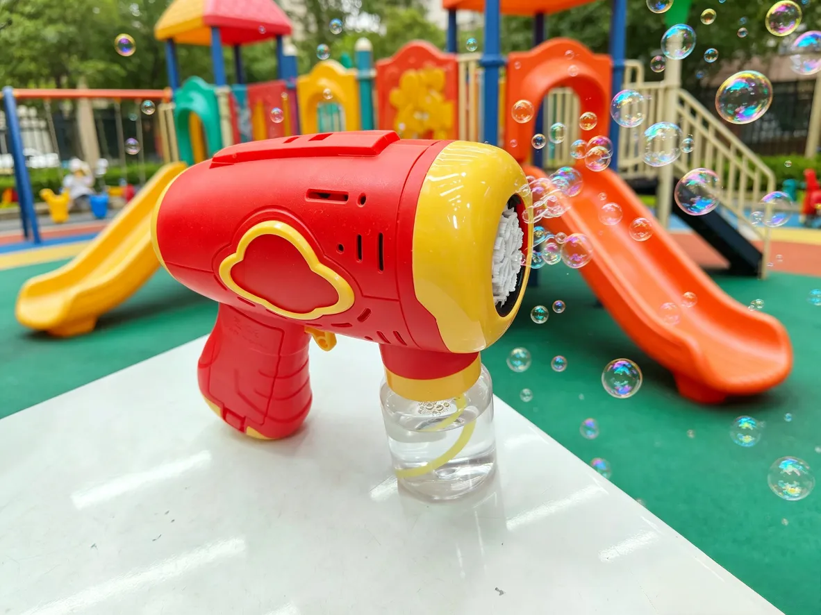 The 2026 new fully automatic bubble gun, a children's handheld electric bubble blowing machine, is a popular outdoor parent-child toy detail image 4