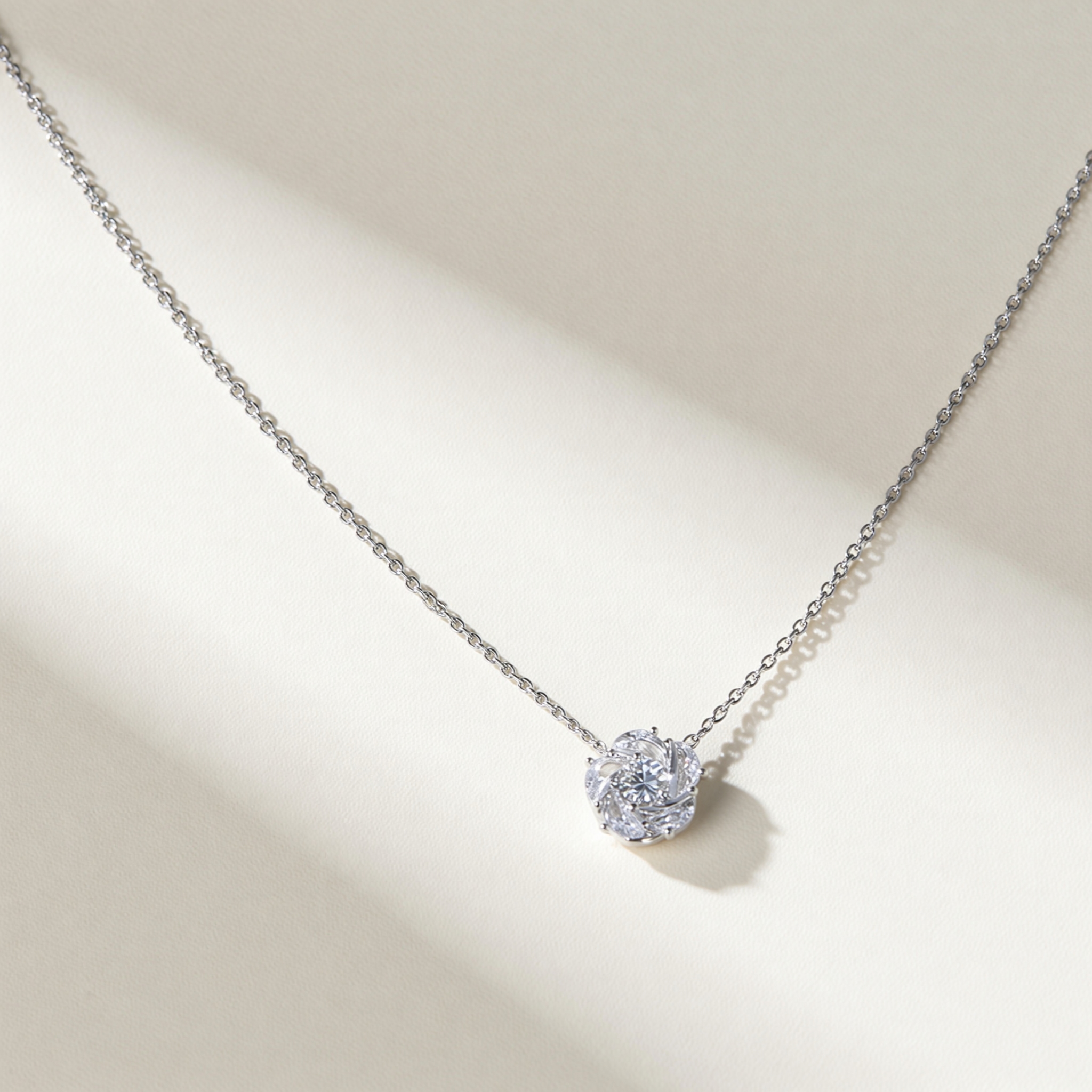 Zhuoheng Select s925 sterling Silver Star Style Rifu One Day Rotating Camellia Necklace, a new light luxury collarbone chain details Picture