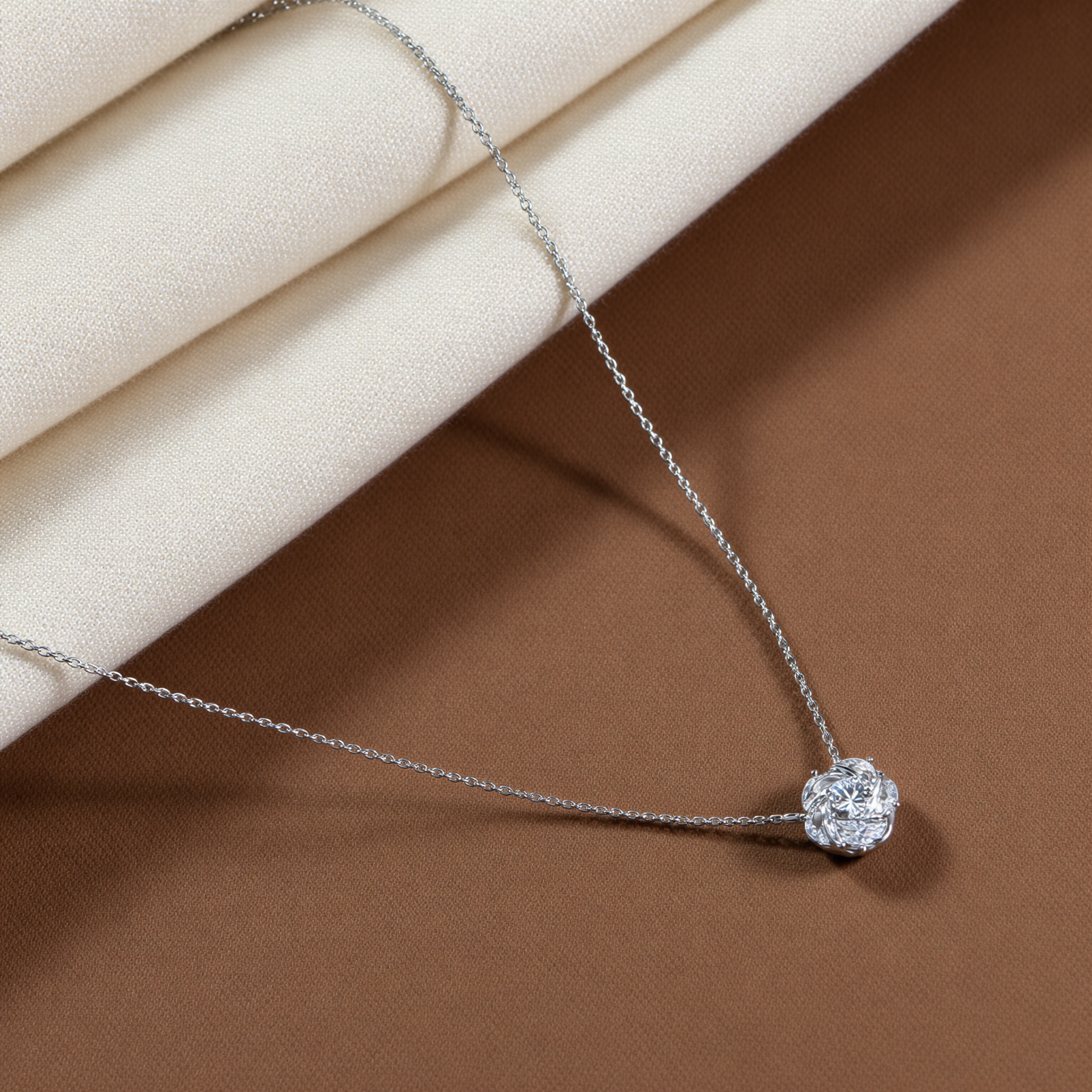 Zhuoheng Select s925 sterling Silver Star Style Rifu One Day Rotating Camellia Necklace, a new light luxury collarbone chain