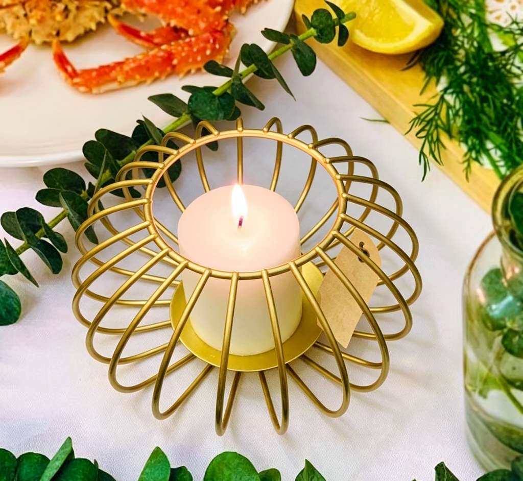 Ironwork geometric line candlestick ornaments for home decoration are modern, creative, simple and elegant. Candlestick Specification image