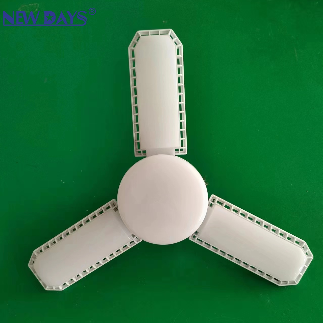 NEWDAYS brand cross-border new LED bulb leaf lamp, King Kong Three-leaf +1 eye-protecting non-flicker folding lamp, Screw E27-port energy-saving high-brightness lighting lamp bulb leaf lamp bulb details Picture