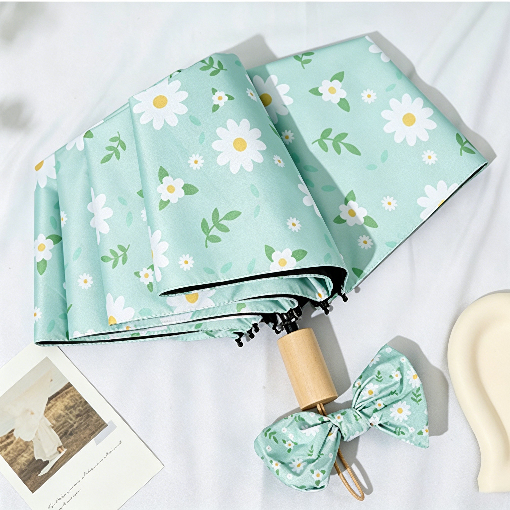 Hengdun Small Daisy Floral Folding Umbrella, women's black rubber sun protection and UV protection, suitable for both sunny and rainy days, wooden handle manual sunshade, comes with the same style bow umbrella cover, small and portable student commuting weatherproof sun umbrella details Picture