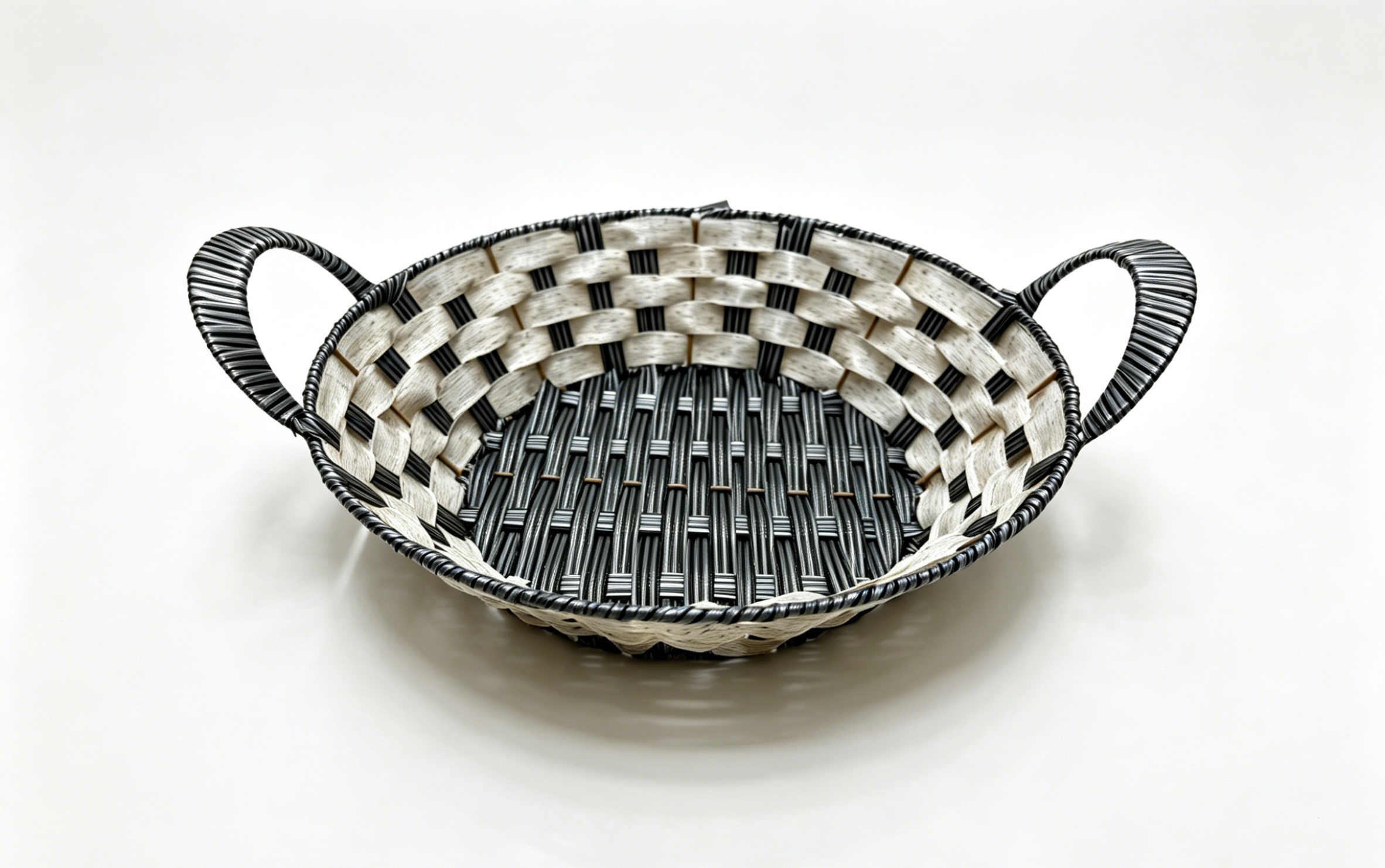 White and black round rubber rectangular lugs storage basin, fruit and snack basket, bread basket, toy storage basket, supermarket gift packaging basket, souvenir packaging basket, kitchen sauce storage basket, vegetable storage basket, tissue storage basket, cosmetics basket Application Scenario