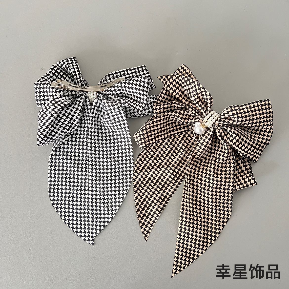 Xingxing Accessories French large bow hair clip, a trendy and fashionable style, with a spring clip on the top of the back of the head Application Scenario