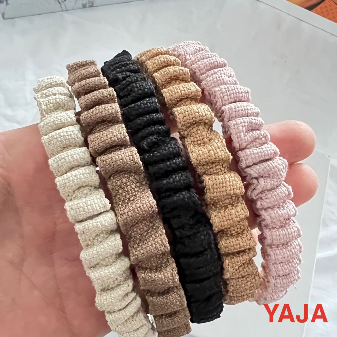 ان الطالطالطية القصيرة تضفي على شعر صغير مجفف Item Picture