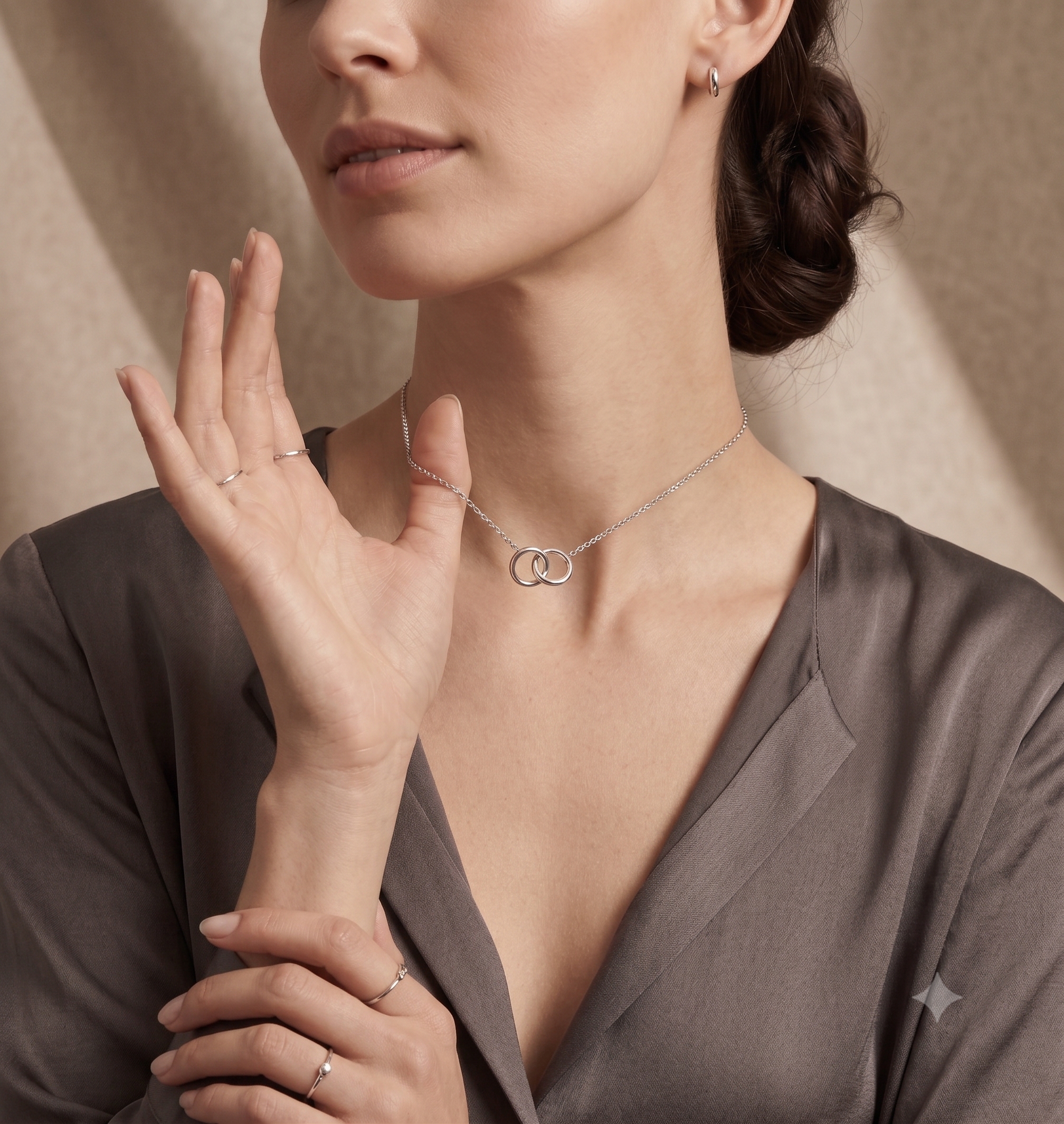 The interlocking silver pure silver double-loop overlapping necklace exudes a high-end design sense for commuting Application Scenario