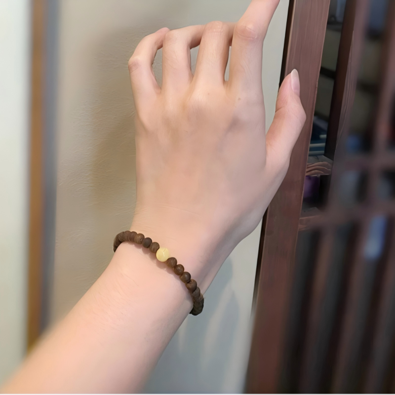 Natural agarwood and amber bracelets for men and women, agarwood cultural and artistic couple bracelets, incense beads cultural and artistic details Picture