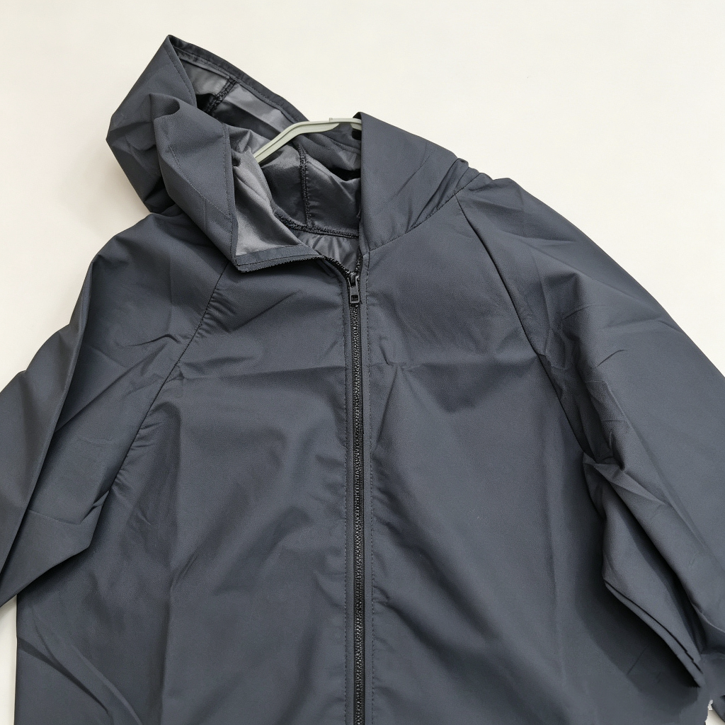 Adult dark grey hooded waterproof cover with zipper, household oil-proof work clothes, large pockets, wear-resistant and dust-proof, household work and labor protection jacket. Dark grey hooded waterproof cover, adult zipper household work clothes, wear-resistant and oil-proof labor protection Application Scenario