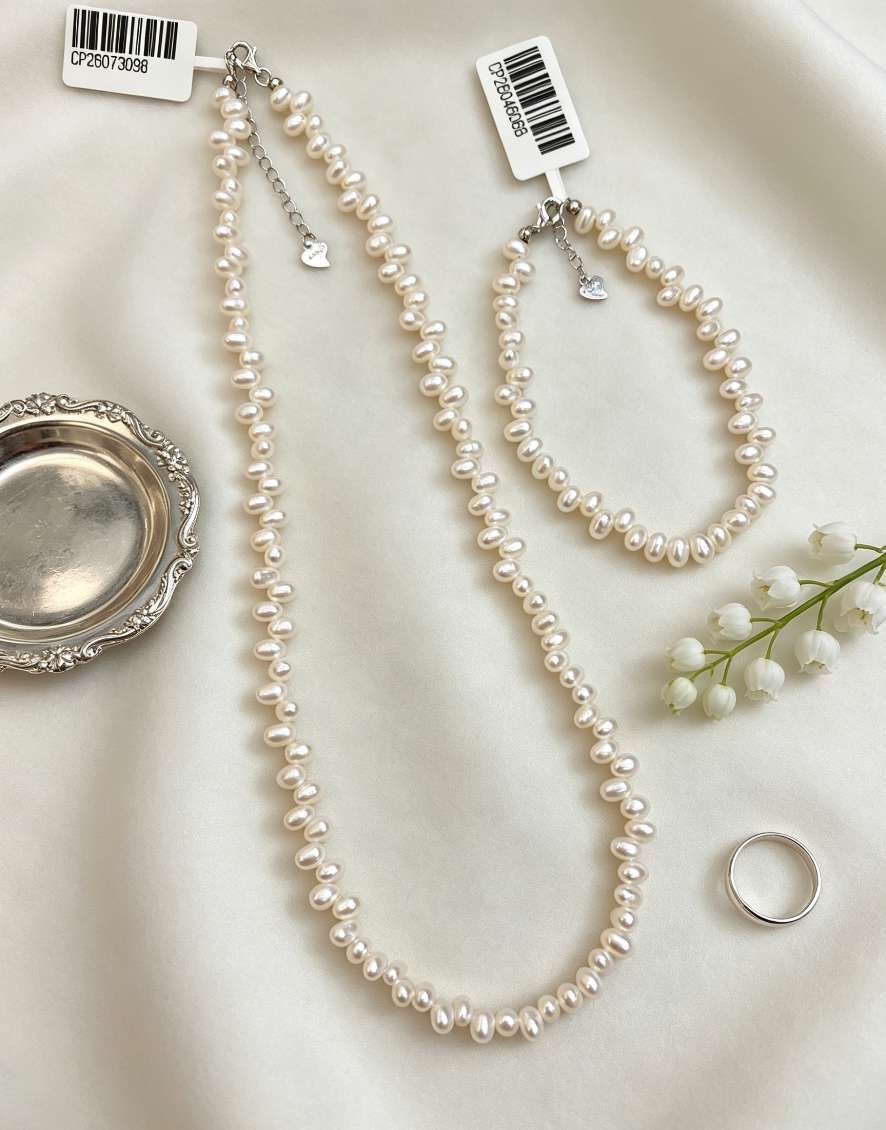 The S925 silver chain, a light luxury accessory for young girls, is the same style as the popular Sanqi hole rice bead petal heart-shaped necklace bracelet