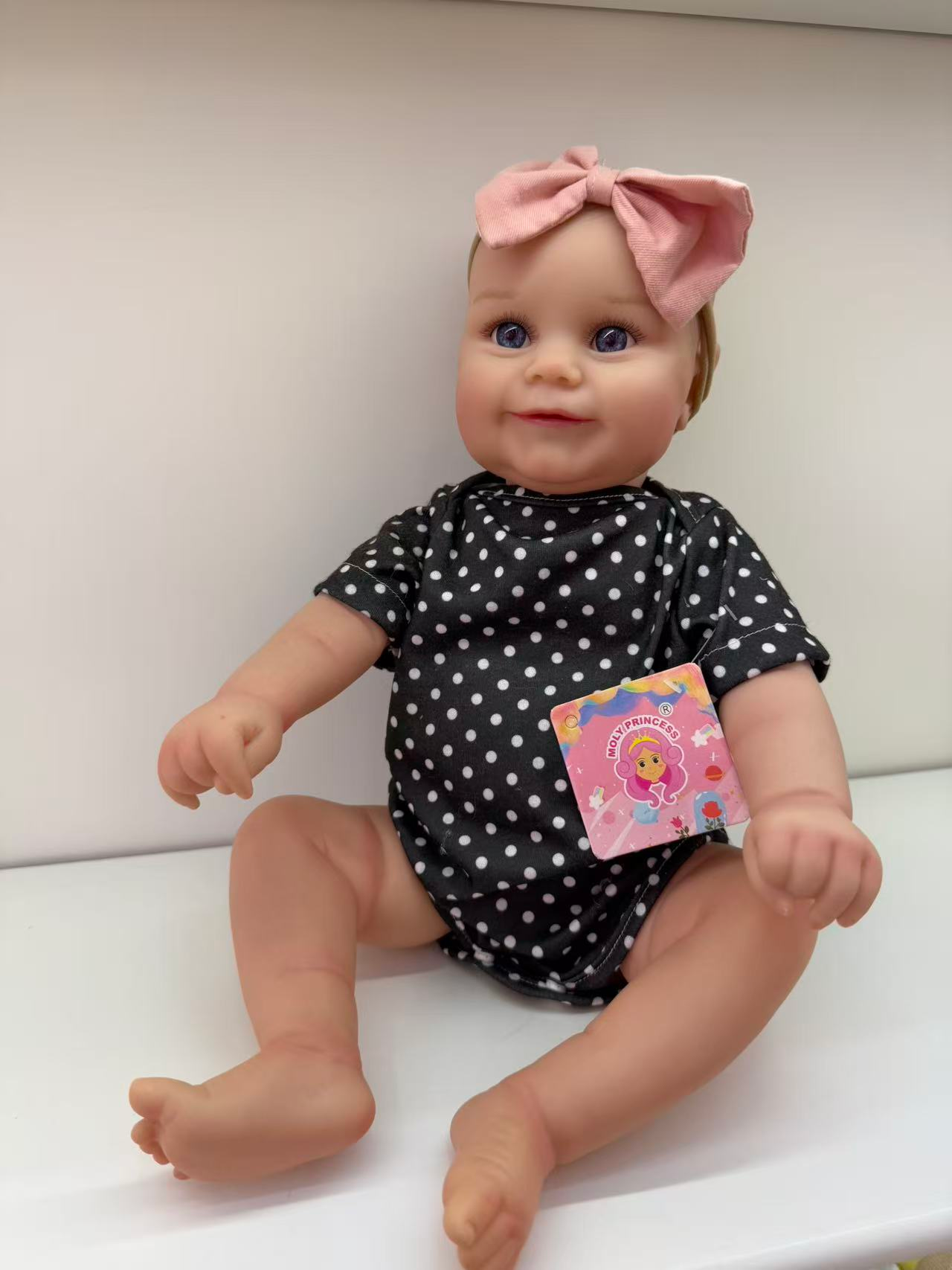 Silicone baby dolls are cute. There are various types of baby clothes with sensors details Picture