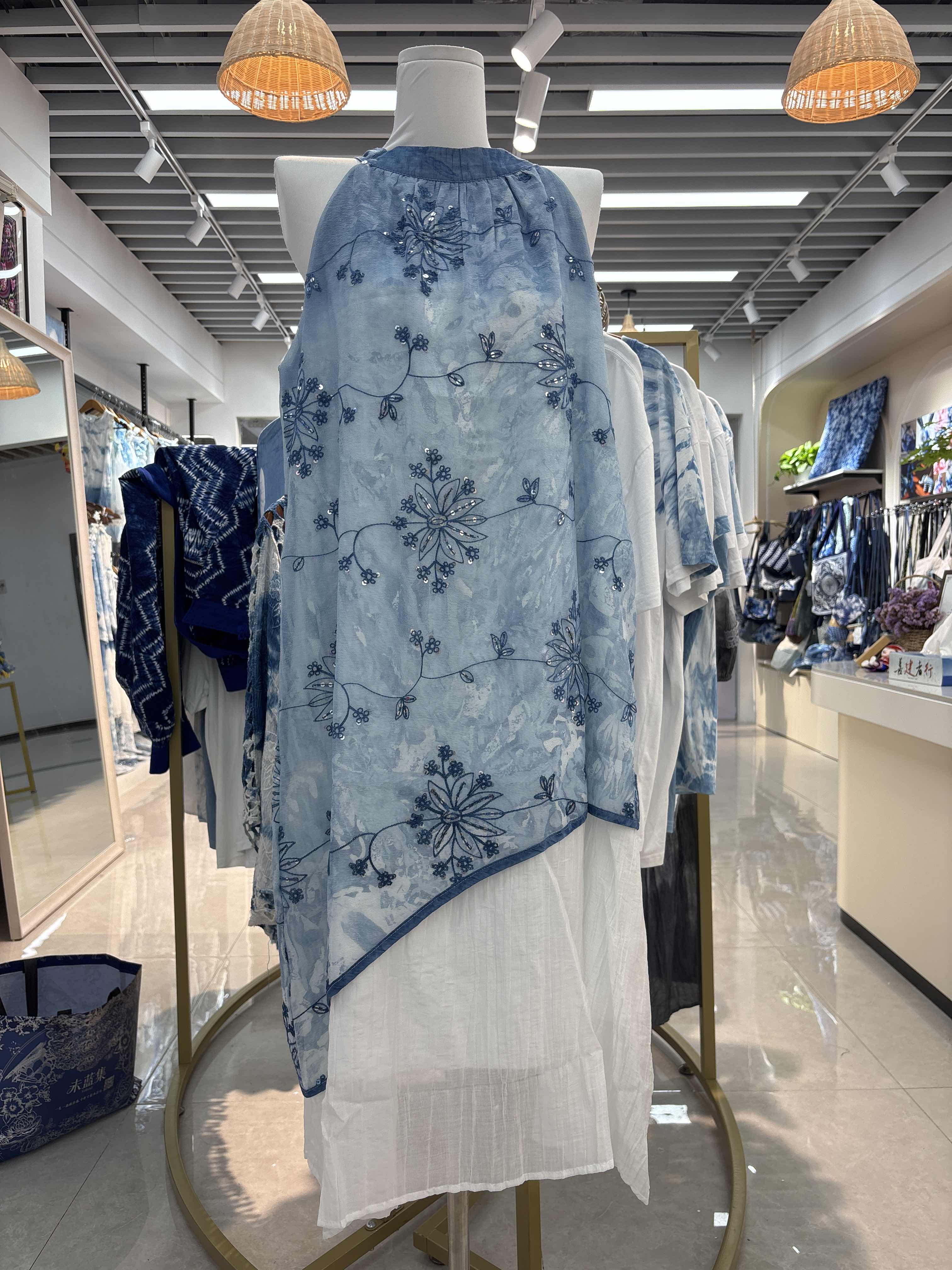 This blue embroidered halter-neck top with a denim lace collar and chanel-style fabric is a fashionable and versatile bestseller at street stalls