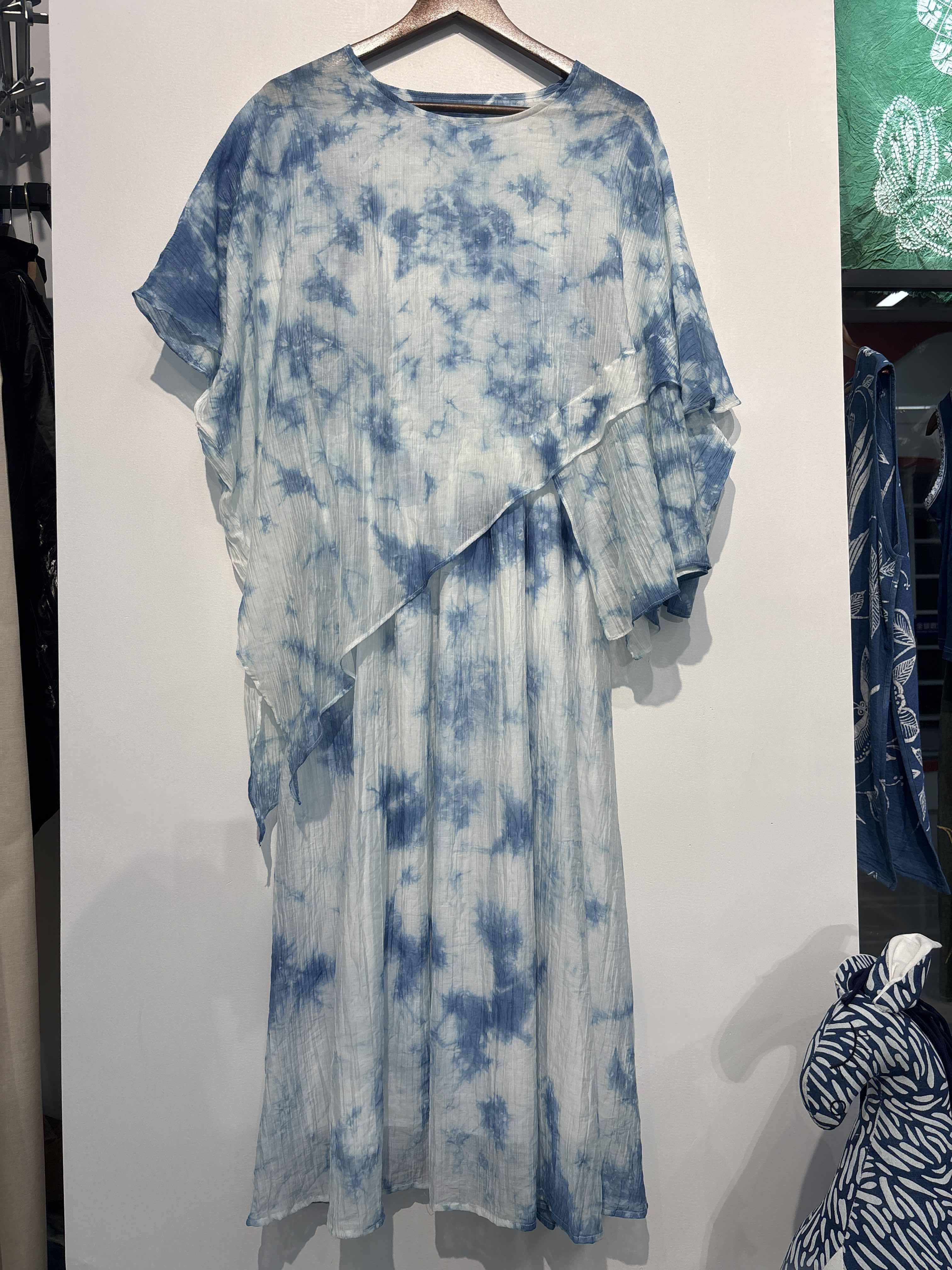 Blue and white tie-dyed long dress for women with a cinched waist, fairy style, halter top and long-sleeved sexy dress, a new summer fashion, elegant and trendy