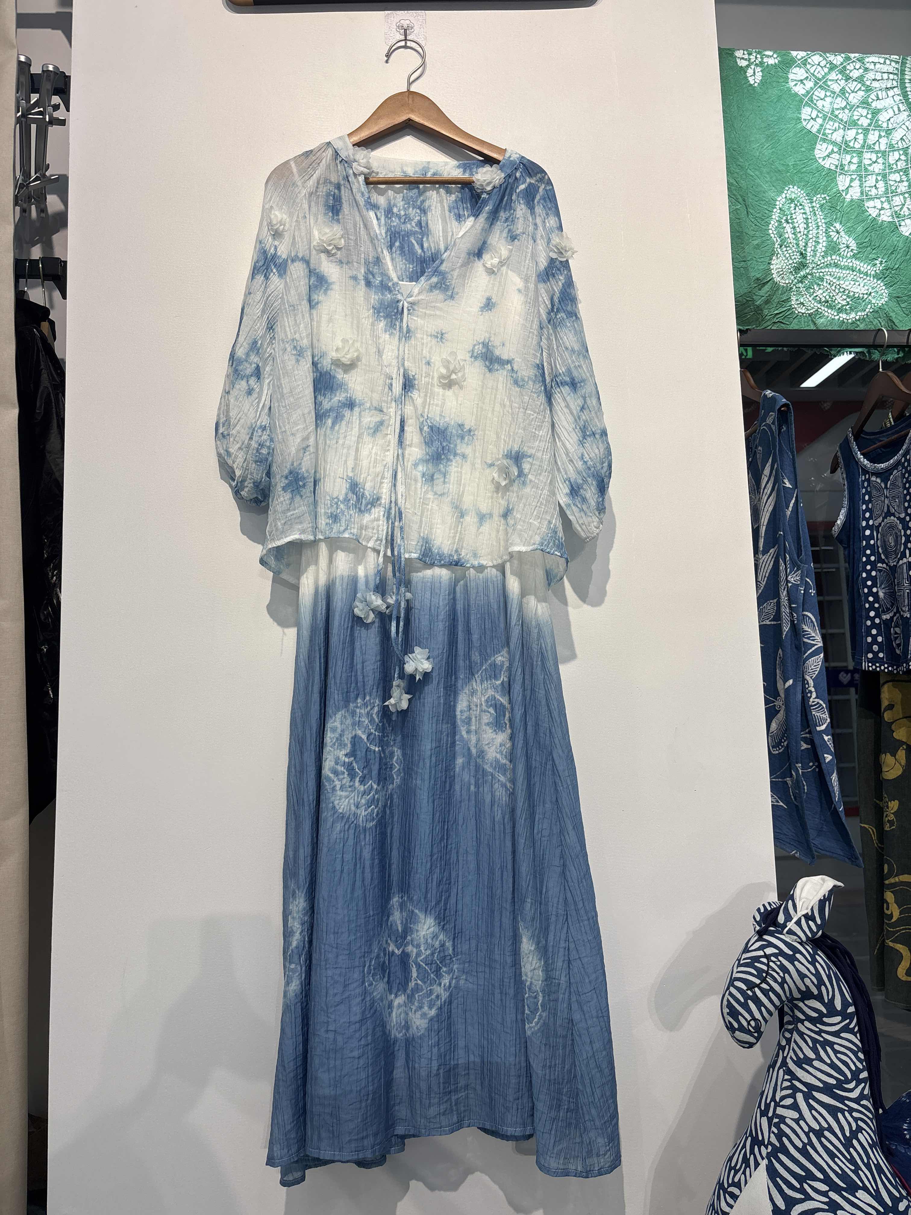 ALO's autumn women's collection features a blue and white tie-dyed long dress paired with an embroidered denim top, creating a slimming and waist-cinching fairy-like style