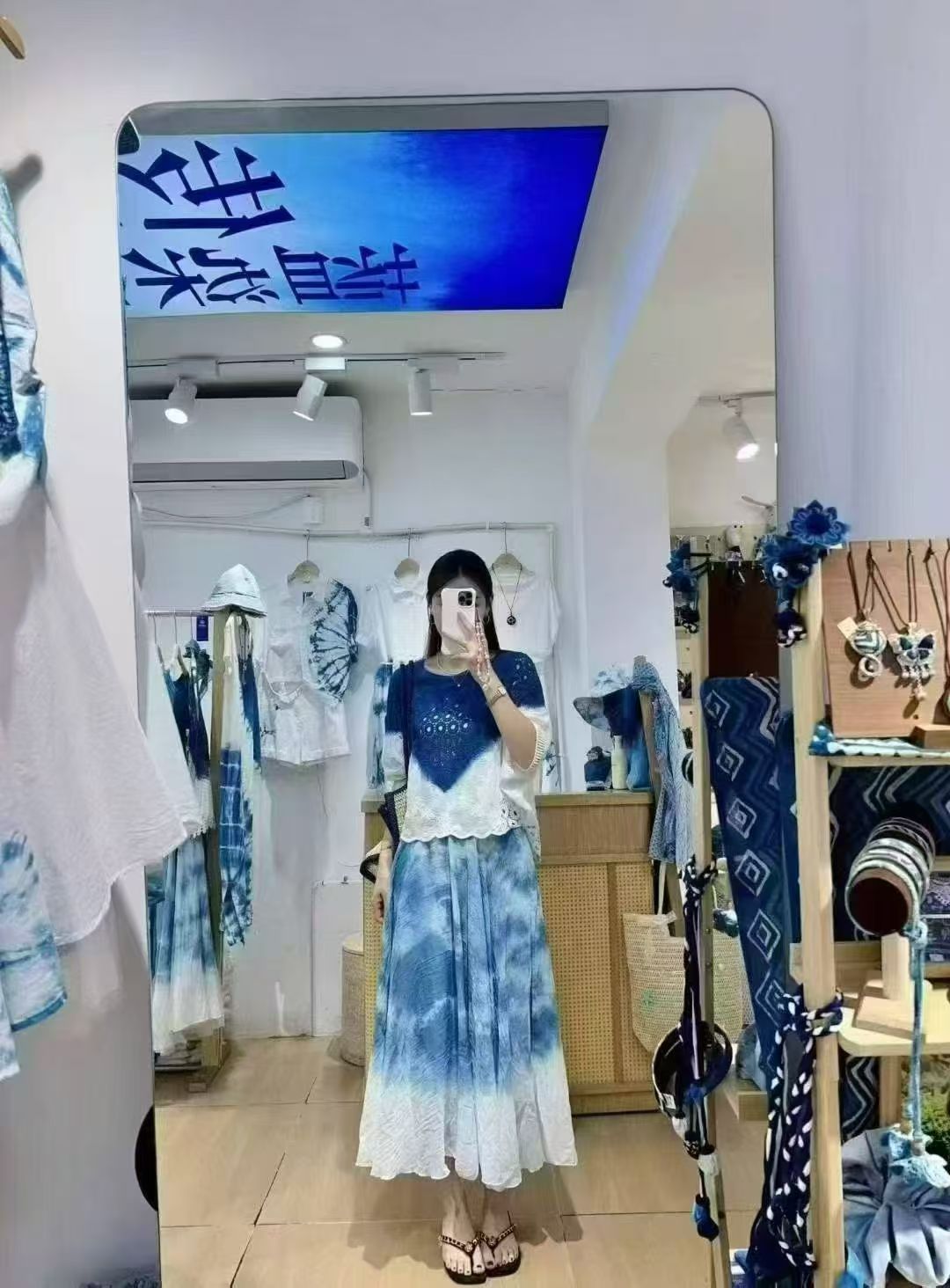 Blue and white tie-dyed waist-cinching halter long-sleeved fairy style dress, a sexy, fashionable and casual dress for women