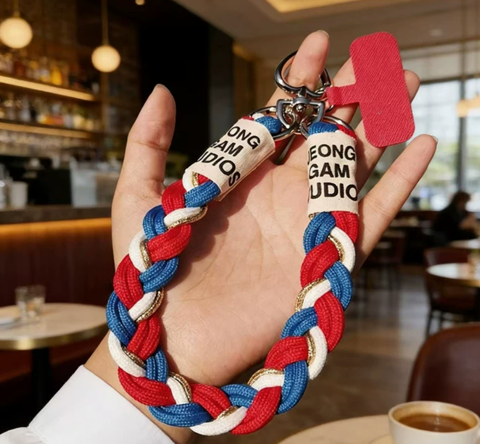 Short, color-blocked woven rope for women's wrists, cartoon and cute pendant chain, outdoor anti-loss rope Item Picture
