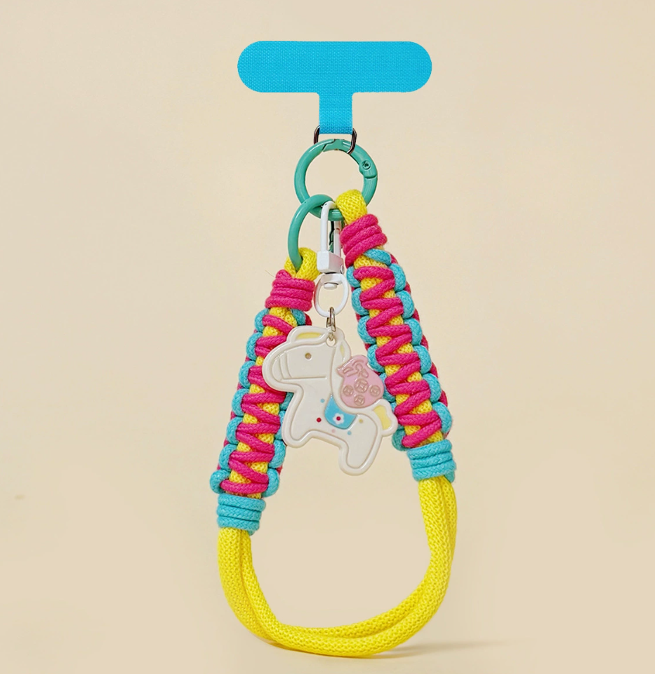 هاتف محمول محشو بمئات الأغلفة القصيرة Item Picture
