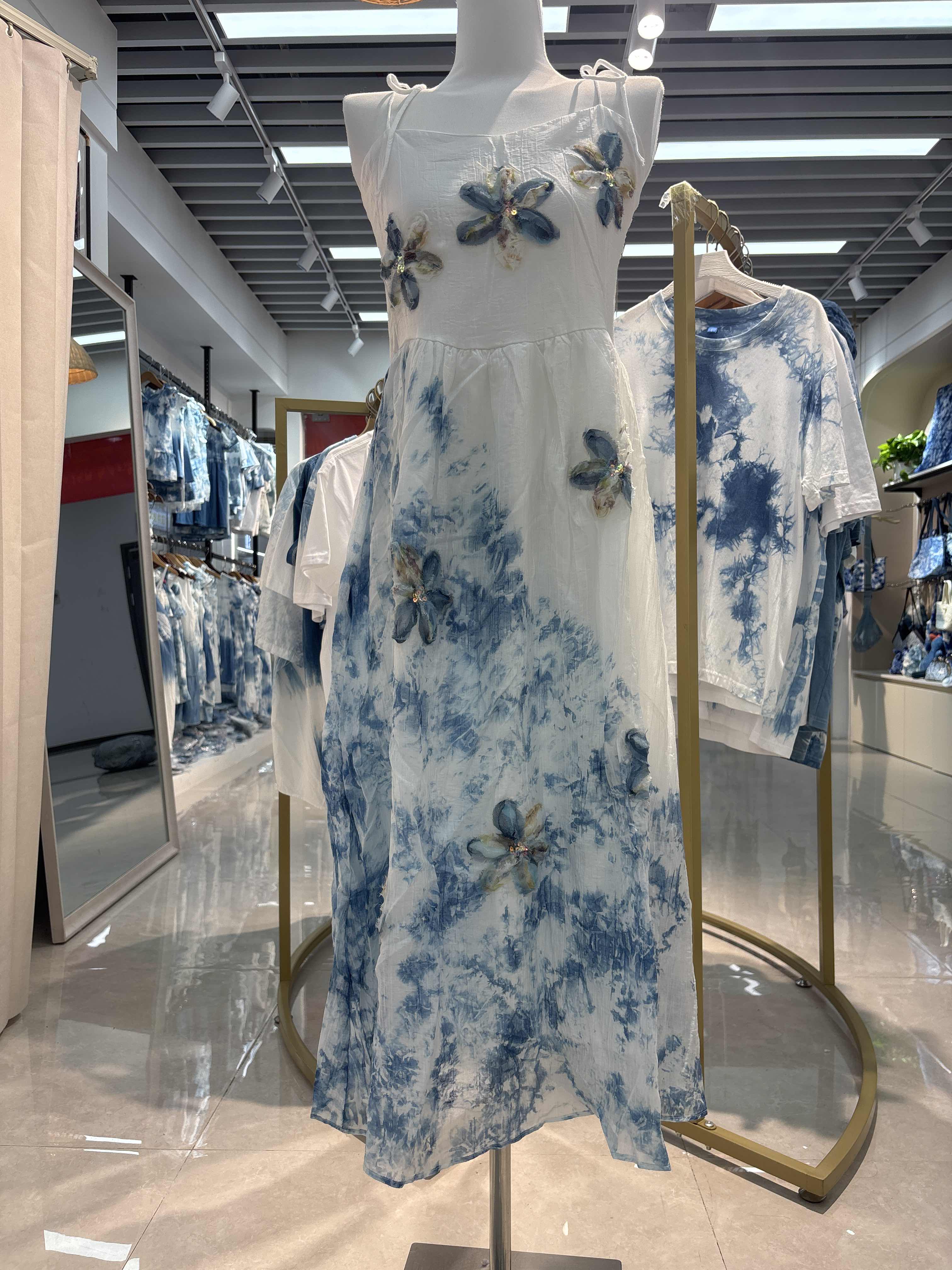 Blue and white tie-dyed flower decorated long-sleeved, cinched waist fairy halter dress for women, a sexy and elegant summer style