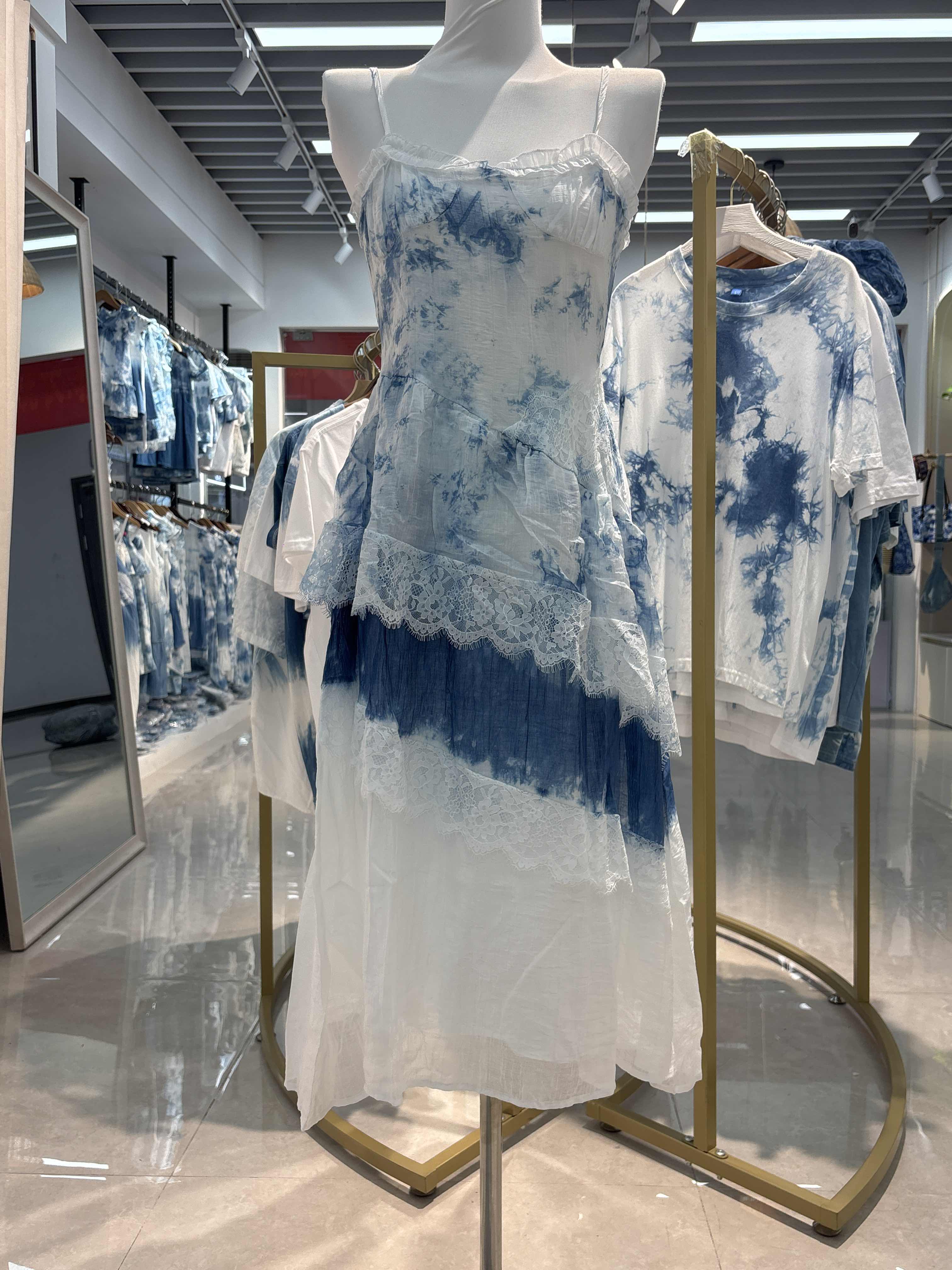 Blue and white tie-dyed lace halter dress, a women's waist-cinching fairy long-sleeved sexy dress, a new summer fashion and elegance